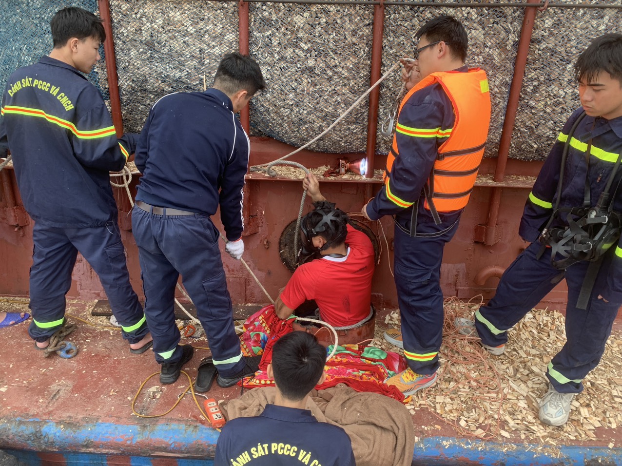 Hỗ trợ cứu nạn cứu hộ 3 nạn nhân trên tầu ở Ngã  Ba Đèn khu vực cửa sông Ba Lăng giáp danh với tỉnh Quảng Ninh